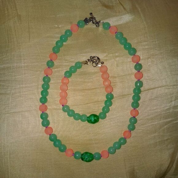 Jade stone charm & pink bracelet - Picture 3 of 10